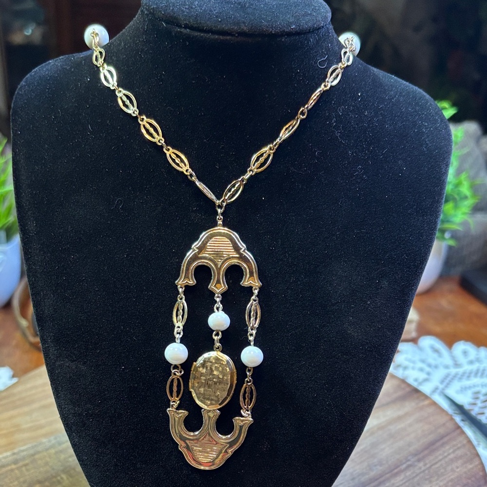 20" gold tone necklace with a locket